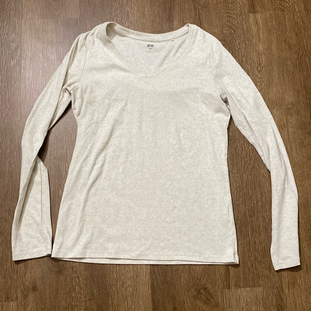 Uniqlo medium v neck long sleeve in a vintage paper color